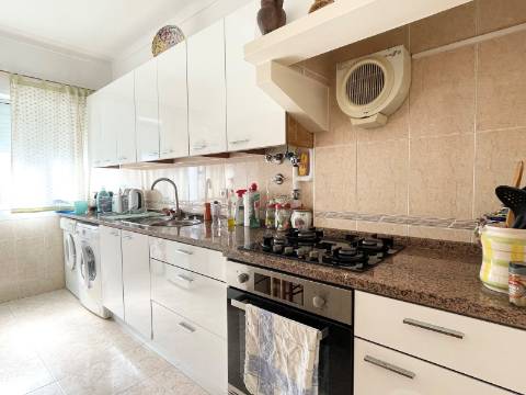 Apartamento T2 em Moscavide - 2º Andar - Ótimas Áreas