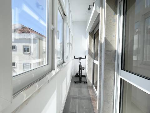 V E N D I D O - Apartamento T2 em Moscavide - Remodelado - Muita Luz Natural