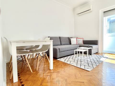 V E N D I D O - Apartamento T2 em Moscavide - Remodelado - Muita Luz Natural