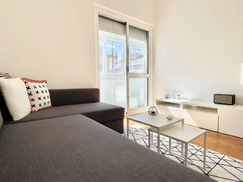 V E N D I D O - Apartamento T2 em Moscavide - Remodelado - Muita Luz Natural