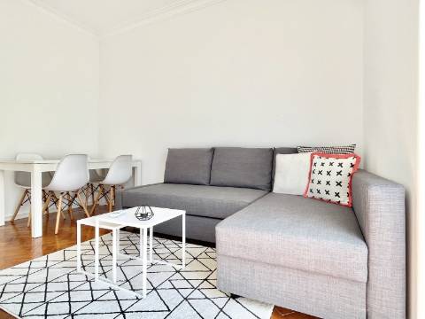 V E N D I D O - Apartamento T2 em Moscavide - Remodelado - Muita Luz Natural