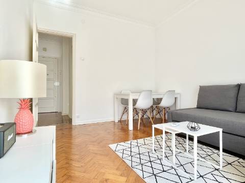 V E N D I D O - Apartamento T2 em Moscavide - Remodelado - Muita Luz Natural
