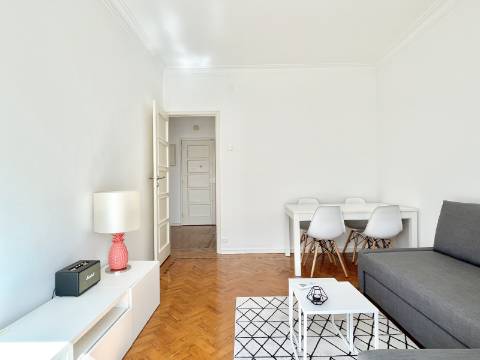 V E N D I D O - Apartamento T2 em Moscavide - Remodelado - Muita Luz Natural