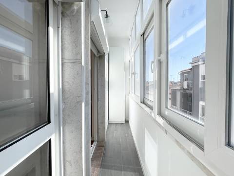 V E N D I D O - Apartamento T2 em Moscavide - Remodelado - Muita Luz Natural