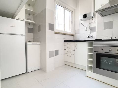 V E N D I D O - Apartamento T2 em Moscavide - Remodelado - Muita Luz Natural