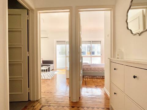 V E N D I D O - Apartamento T2 em Moscavide - Remodelado - Muita Luz Natural