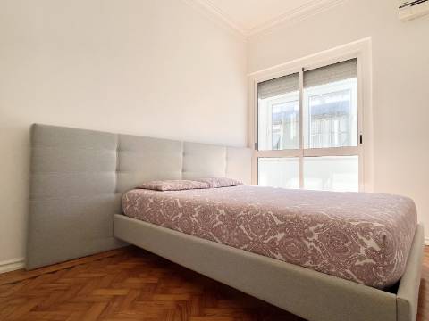 V E N D I D O - Apartamento T2 em Moscavide - Remodelado - Muita Luz Natural