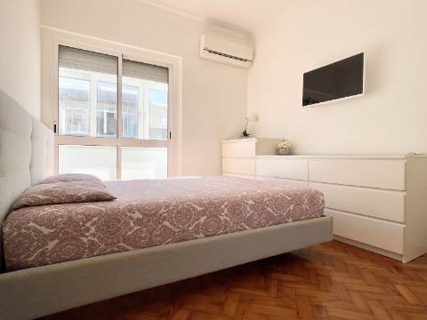 V E N D I D O - Apartamento T2 em Moscavide - Remodelado - Muita Luz Natural