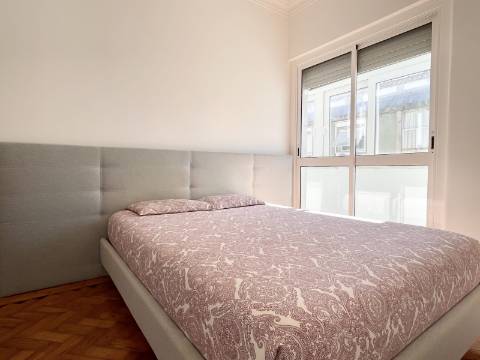 V E N D I D O - Apartamento T2 em Moscavide - Remodelado - Muita Luz Natural