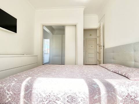 V E N D I D O - Apartamento T2 em Moscavide - Remodelado - Muita Luz Natural