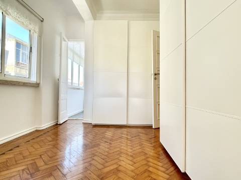 V E N D I D O - Apartamento T2 em Moscavide - Remodelado - Muita Luz Natural