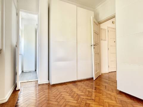 V E N D I D O - Apartamento T2 em Moscavide - Remodelado - Muita Luz Natural