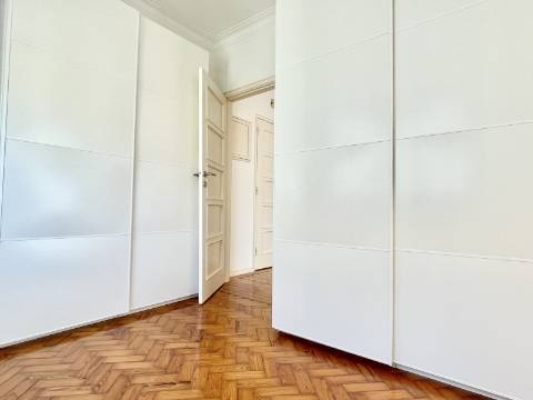V E N D I D O - Apartamento T2 em Moscavide - Remodelado - Muita Luz Natural