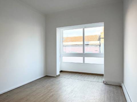 Apartamento T1 em Moscavide - 3º Andar - CENTRAL - 2 Marquises