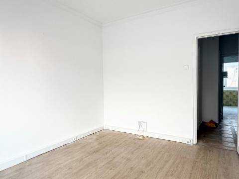 Apartamento T1 em Moscavide - 3º Andar - CENTRAL - 2 Marquises