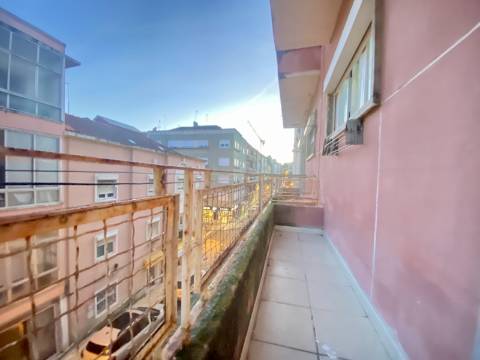 Apartamento T1 em Moscavide - 2º Andar - VARANDA