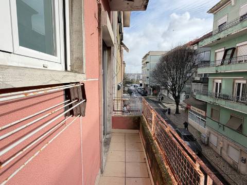 Apartamento T1 em Moscavide - 2º Andar - VARANDA