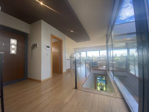 Loures - V4+1 Moradia c/ Piscina Privada - Varanda - Box + 2 parqueamentos