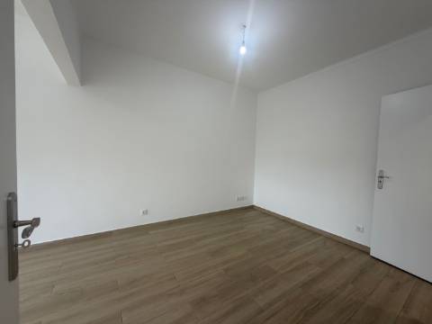 Apartamento p/ Venda - T2 - Barreiro - 2º andar - Central