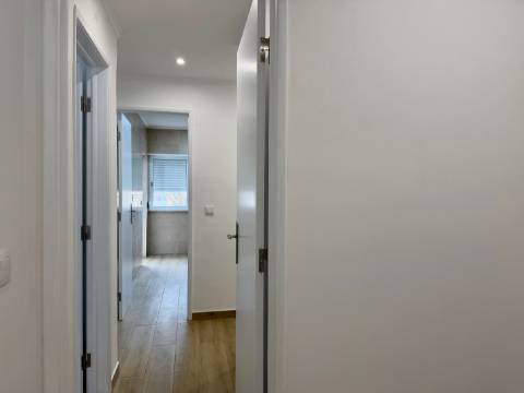 Apartamento p/ Venda - T2 - Barreiro - 2º andar - Central