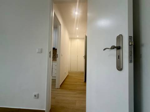 Apartamento p/ Venda - T2 - Barreiro - 2º andar - Central