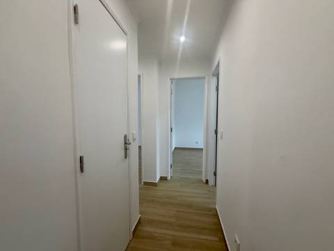 Apartamento p/ Venda - T2 - Barreiro - 2º andar - Central