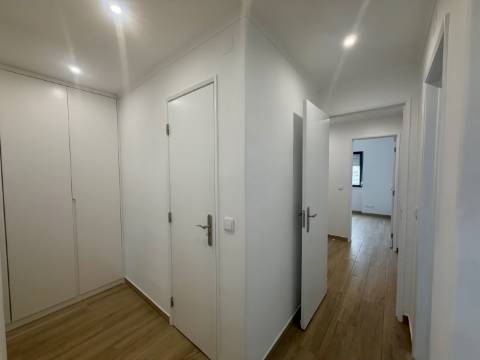 Apartamento p/ Venda - T2 - Barreiro - 2º andar - Central