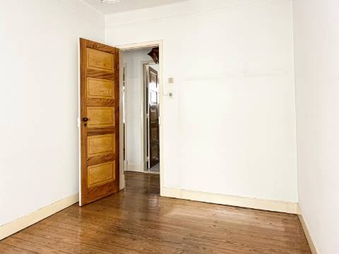 Apartamento T2 - Moscavide - 2º Andar - OPORTUNIDADE