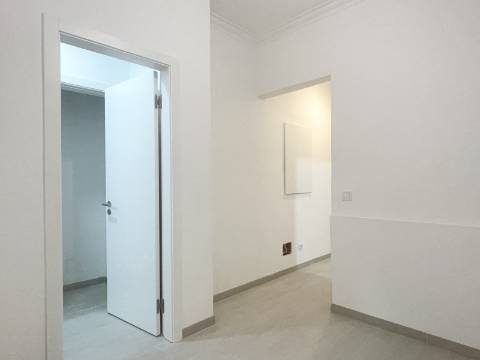 Apartamento T1 - Moscavide - Remodelado - Rés-do-Chão c/ Terraço