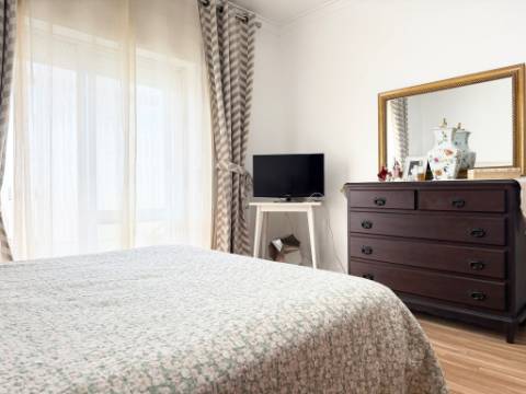 Apartamento T2 - Bobadela - c/ Parqueamento - Arrecadação