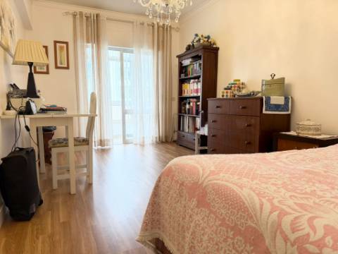 Apartamento T2 - Bobadela - c/ Parqueamento - Arrecadação