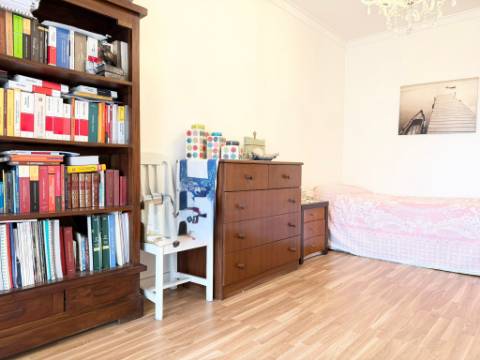 Apartamento T2 - Bobadela - c/ Parqueamento - Arrecadação