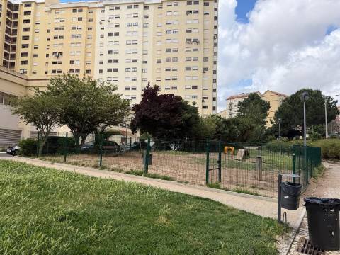 Excelente T2 - Quinta do Património - 2 Parqueamentos