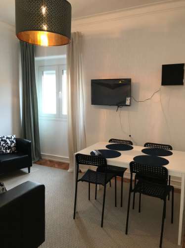 Arrenda-se QUARTO - Vila de Moscavide - junto à Universidade IADE - Metro