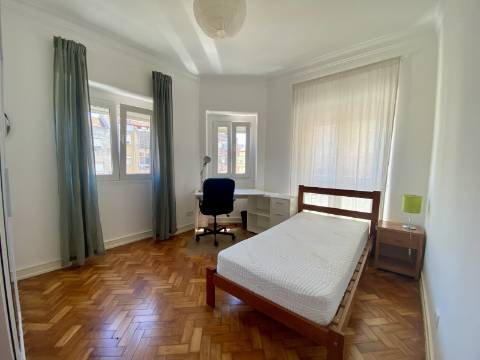 Arrenda-se Quarto - Moscavide - junto à Universidade Europeia