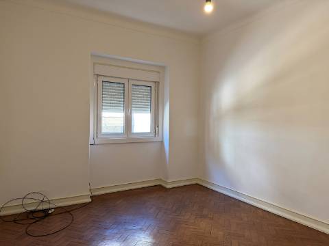 Apartamento T1+1 - Moscavide - R/C Alto - Central