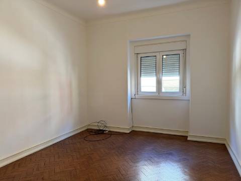 Apartamento T1+1 - Moscavide - R/C Alto - Central