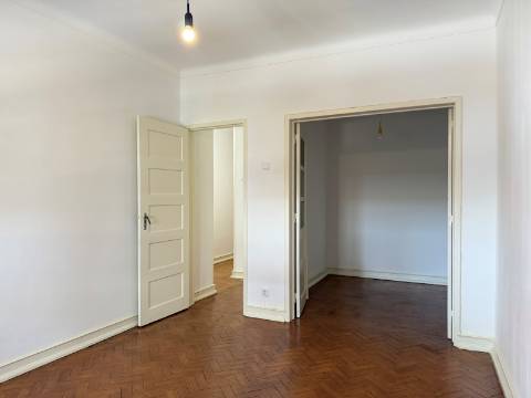 Apartamento T1+1 - Moscavide - R/C Alto - Central