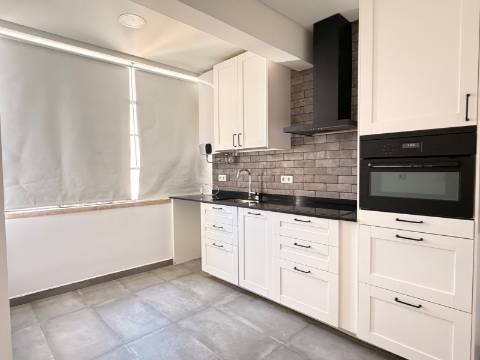 Apartamento T2 - Moscavide - Excelentes Áreas - Central