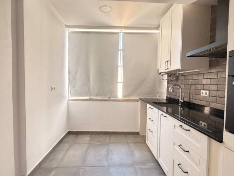 Apartamento T2 - Moscavide - Excelentes Áreas - Central