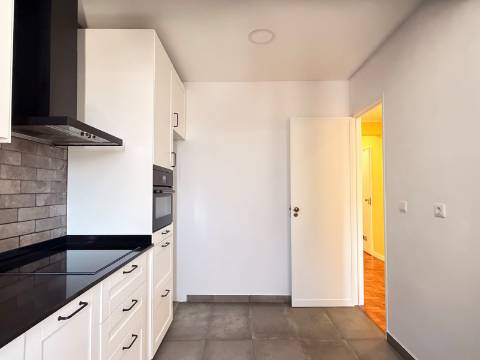 Apartamento T2 - Moscavide - Excelentes Áreas - Central