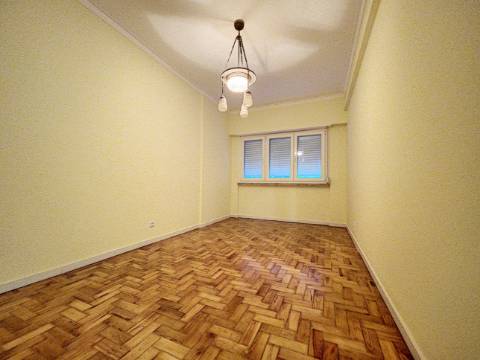Apartamento T2 - Moscavide - Excelentes Áreas - Central