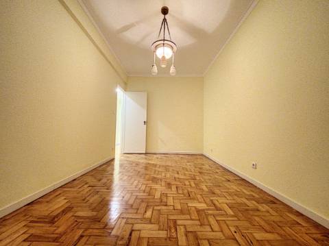 Apartamento T2 - Moscavide - Excelentes Áreas - Central