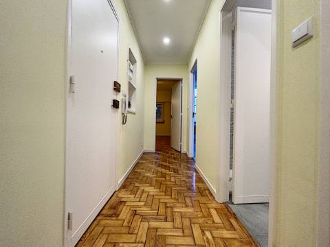 Apartamento T2 - Moscavide - Excelentes Áreas - Central
