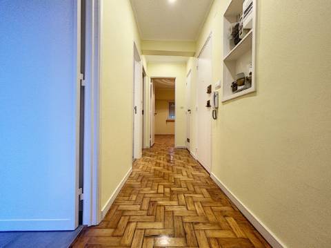 Apartamento T2 - Moscavide - Excelentes Áreas - Central