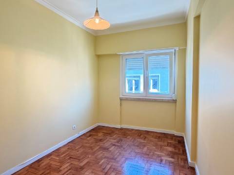 Apartamento T2 - Moscavide - Excelentes Áreas - Central