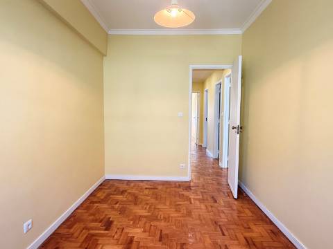 Apartamento T2 - Moscavide - Excelentes Áreas - Central