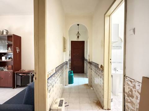 Apartamento T2 - Moscavide - Obras Totais - RCH c/ Terraço
