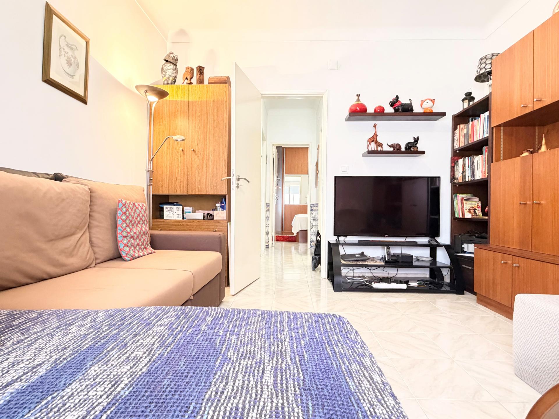 Apartamento T1 em Moscavide - 1º andar c/ Pequeno Espaço Exterior