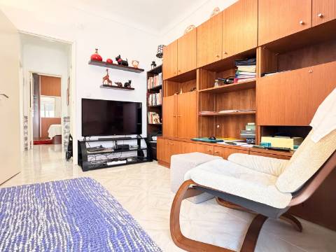 Apartamento T1 em Moscavide - 1º andar c/ Pequeno Espaço Exterior